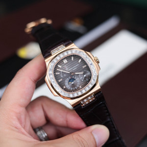 Đồng Hồ Patek Rep 1:1 Patek Philippe 5724 Bọc Vàng Niềng Moissanite Baguette 40mm GR Factory