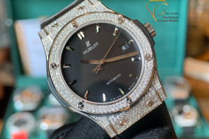 Đồng Hồ Hublot Rep 1:1 Hublot Classic Fusion Độ Full Kim Cương Thiên Nhiên Black Dial 42mm JJF Factory