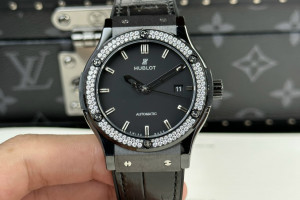 Đồng Hồ Hublot Rep 1:1 Hublot Classic Fusion Black Ceramic Đính Đá 42mm JJZ Factory