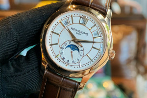 Đồng Hồ Patek Rep 1:1 Patek Philippe Complications 5205R-010 Vỏ Mạ Vàng Moonphase White Dial 40mm KM Factory