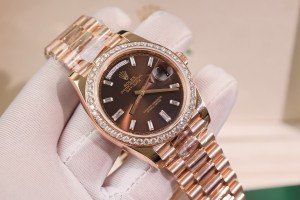 Đồng Hồ Rolex Rep 1:1 Rolex Day-Date Chocolate Bọc Vàng 18K Viền Độ Moissanite 40mm GM Factory