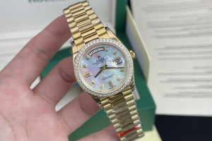 Đồng Hồ Rolex Rep 1:1 Rolex Day-Date M.O.P Thiên Nhiên Chế Tác 36mm Độ Viền Moissanite CLEAN Factory